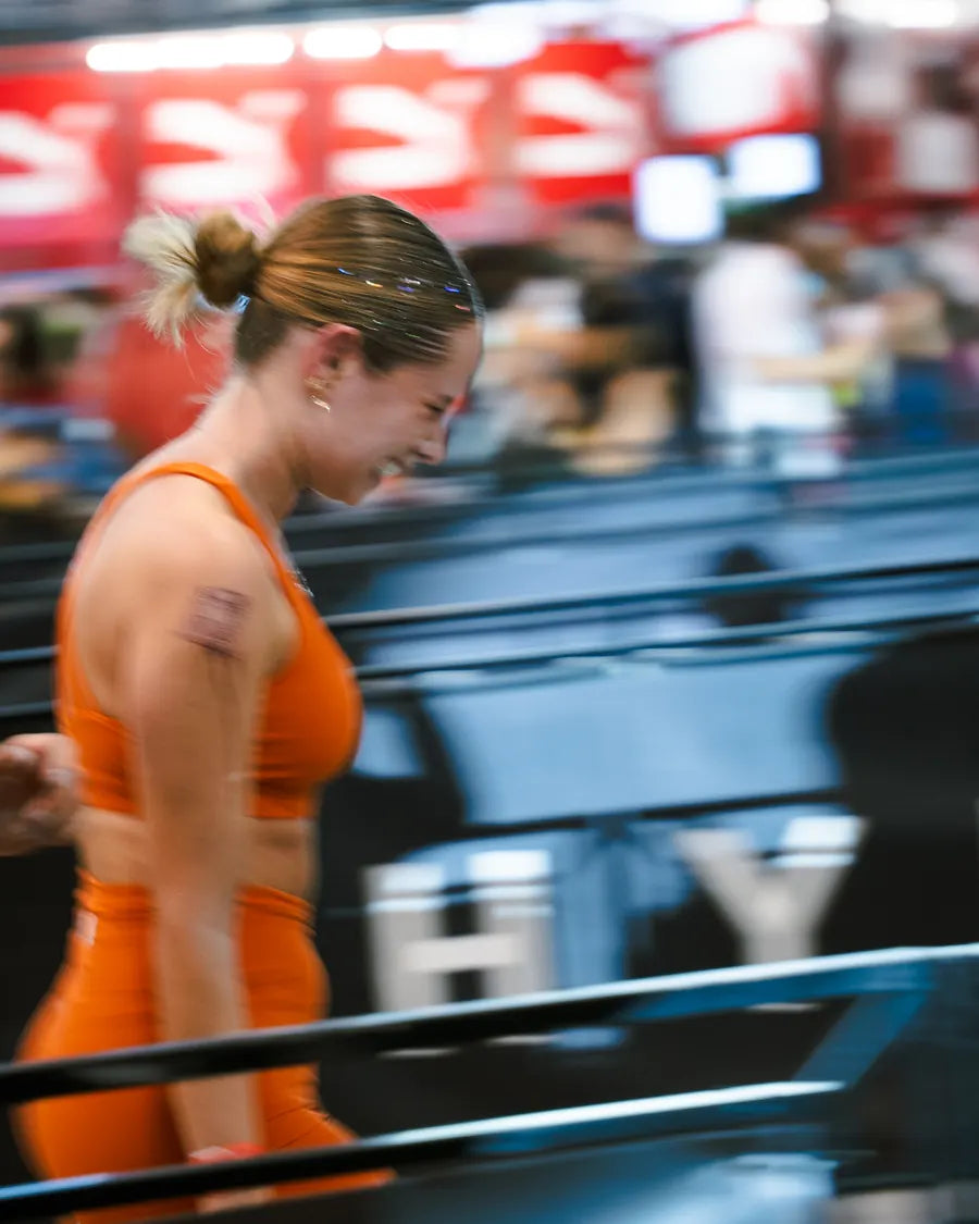 Atleta con top Soul naranja entre estaciones de la competencia